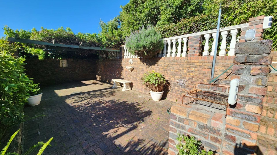 3 Bedroom Property for Sale in Vredehoek Western Cape